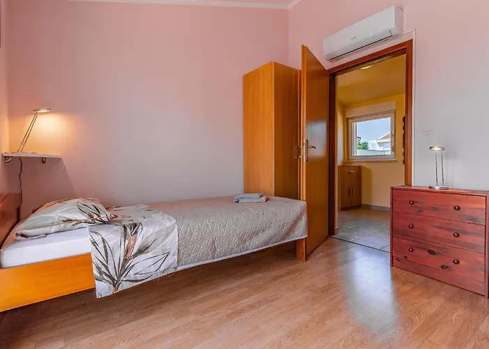 Vikendica Gorgeous In With Kitchen Liznjan